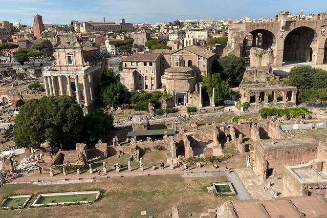Catacombs, Colosseum, Roman Forum and Palatine Hill Private Tour - Catacombs di San Callisto: A Solemn Walk Underground
