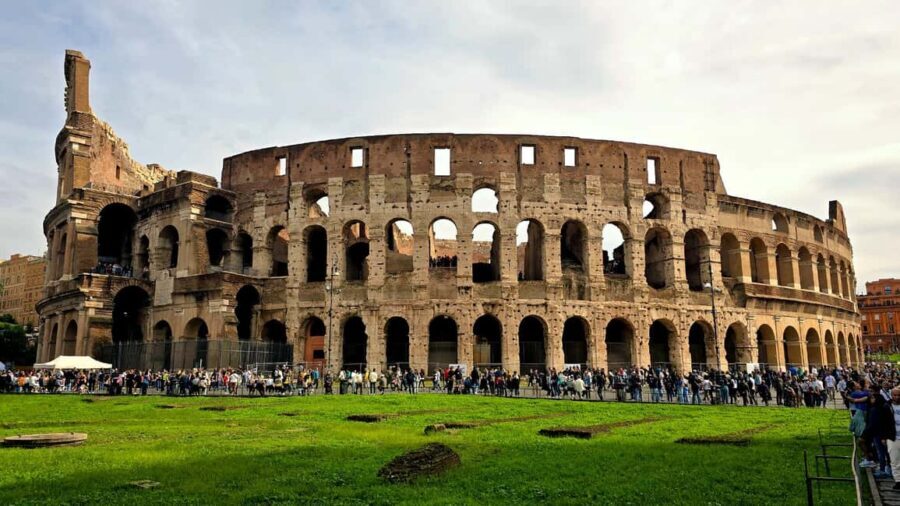 Colosseum Arena Tour, Palatine Hill and Roman Forum - Finding your start point by the Arch of Constantine