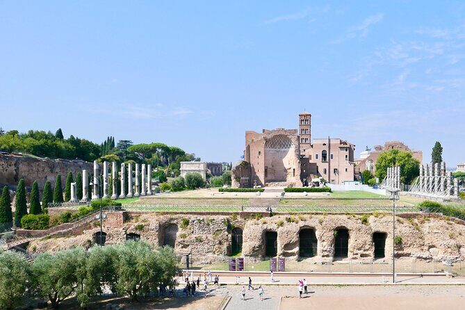 Exclusive Tour Colosseum Arena with Archaeologist & Roman Forum - Small group size and why it feels smoother