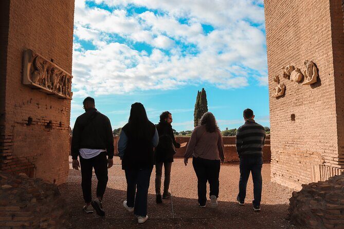 Roma: Colosseum, Forum, and Palatine Hill Local Guided Tour - Tips to make the day easier: shoes, sun, and hearing the guide