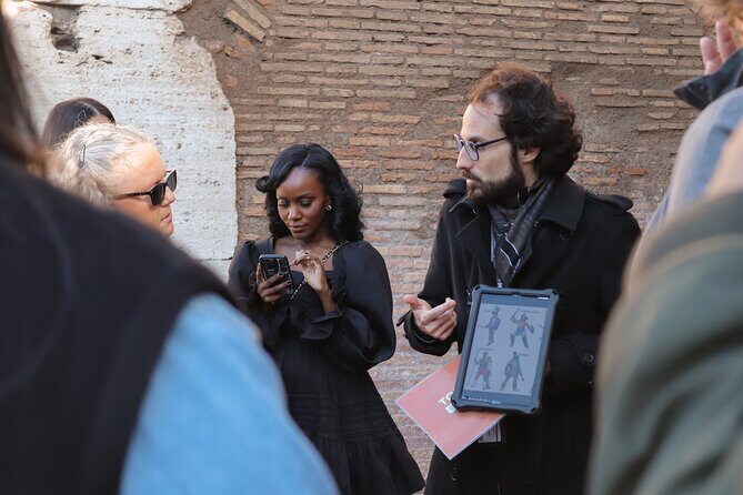 Roma: Colosseum, Forum, and Palatine Hill Local Guided Tour - Guides, style, and what you can learn in 2–3 hours