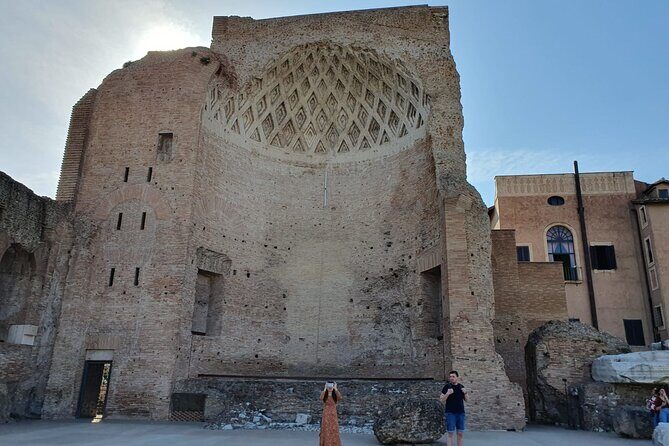 Rome: Colosseum, Roman Forum & Palatine Hill Experience - Headphones, group size, and the language mix