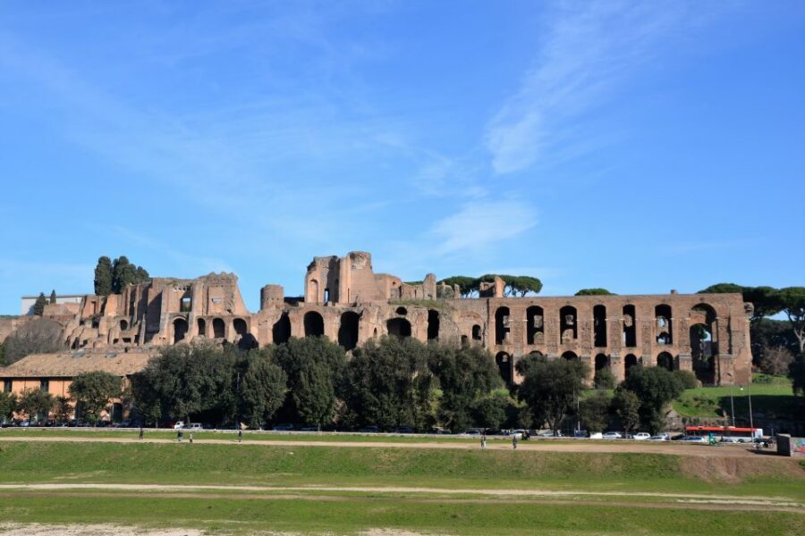 Rome: Vatican, Colosseum & Main Squares Tour w/ Lunch & Car - Lunch break: how this day stays human